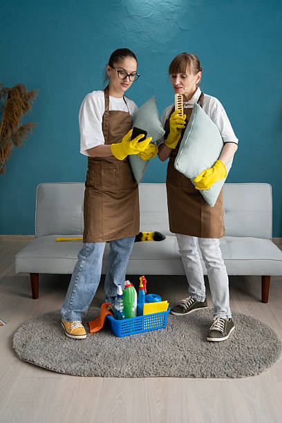 عاملات نظافة بالساعة في الظاهرة